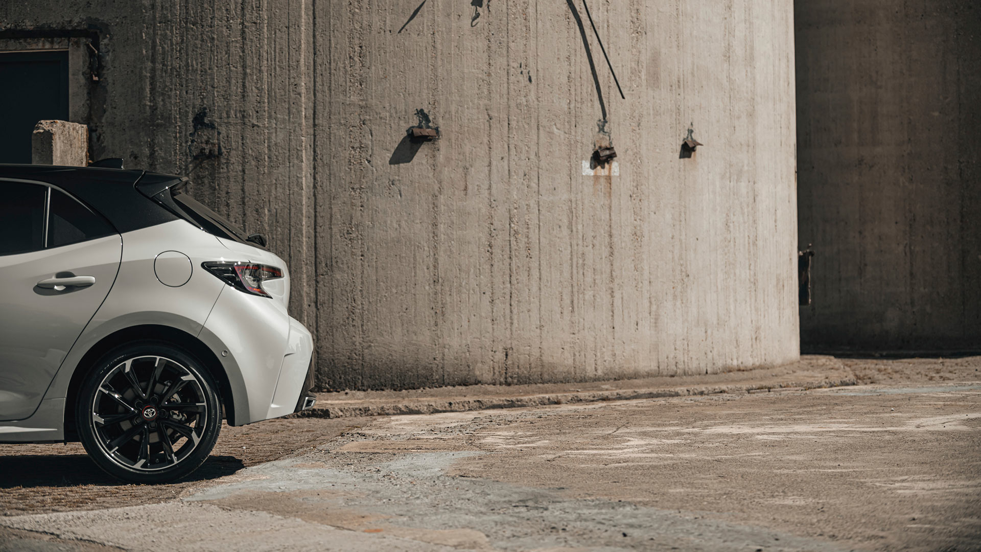 Toyota Corolla GR-Sport, exterieur, zijkant, achterkant, wit