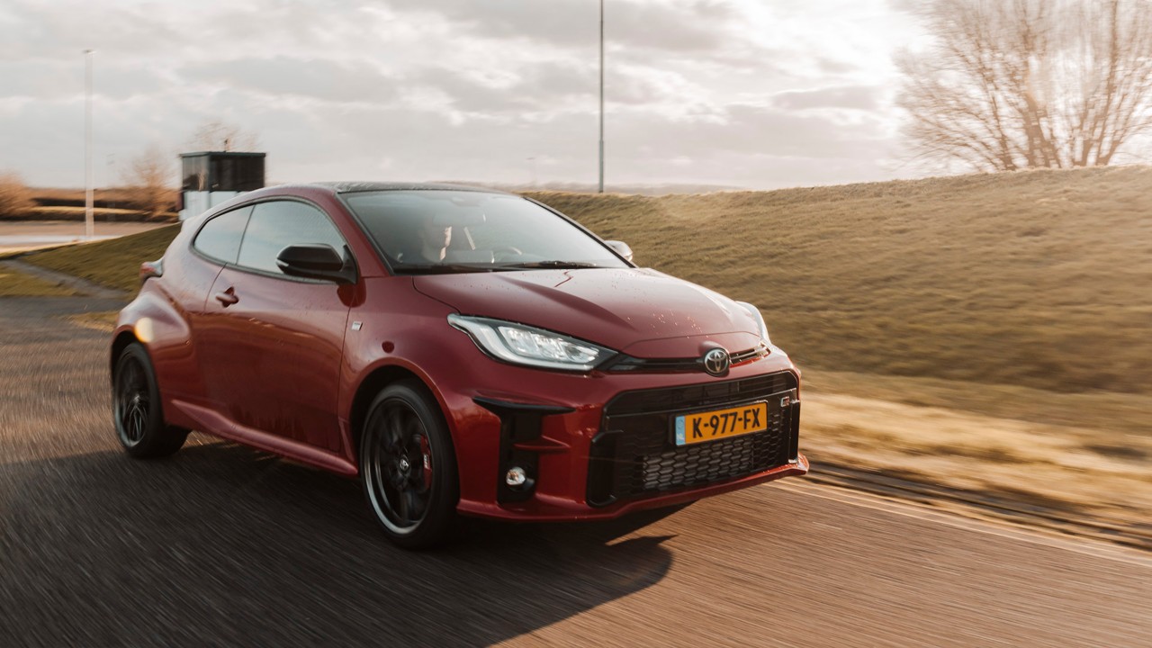 Toyota GR Yaris, exterieur, rechtsvoor, rood, rijdend