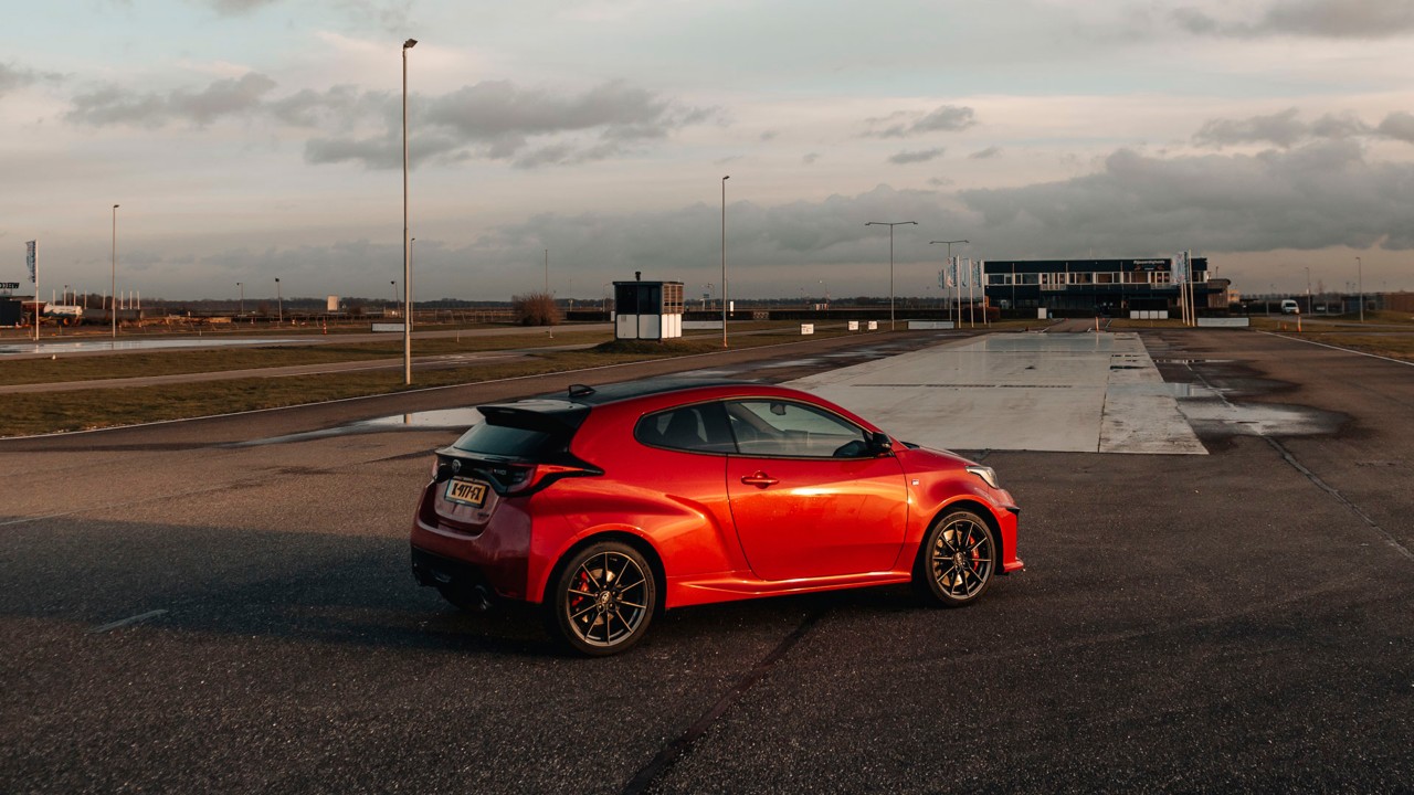 Toyota-GR-Yaris-exterieur-schuin-achter-rood