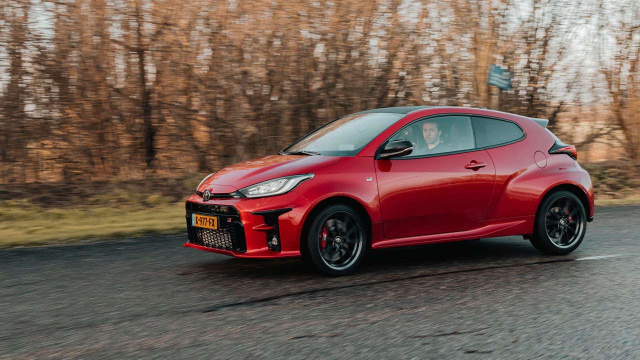 Toyota GR Yaris, exterieur, schuin, zijkant, rood, rijdend