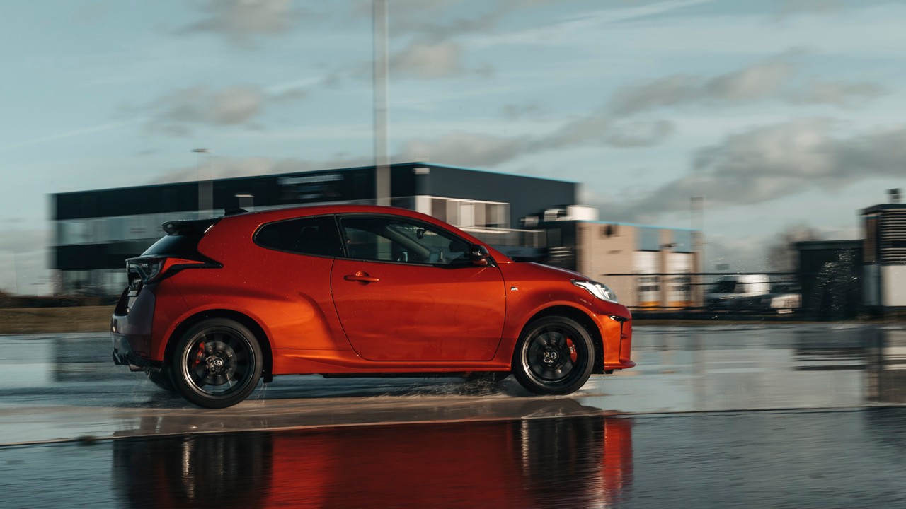 Toyota GR Yaris, exterieur, zijkant, rood, rijdend