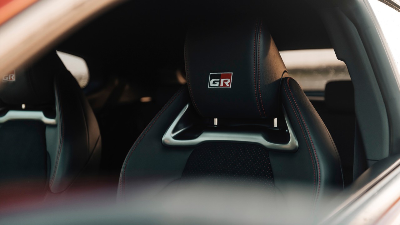 Toyota GR Yaris, interieur, voorstoelen