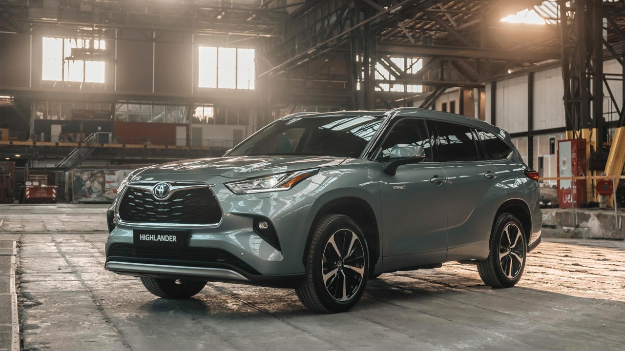 Toyota-Highlander-exterieur-linksvoor-grijs