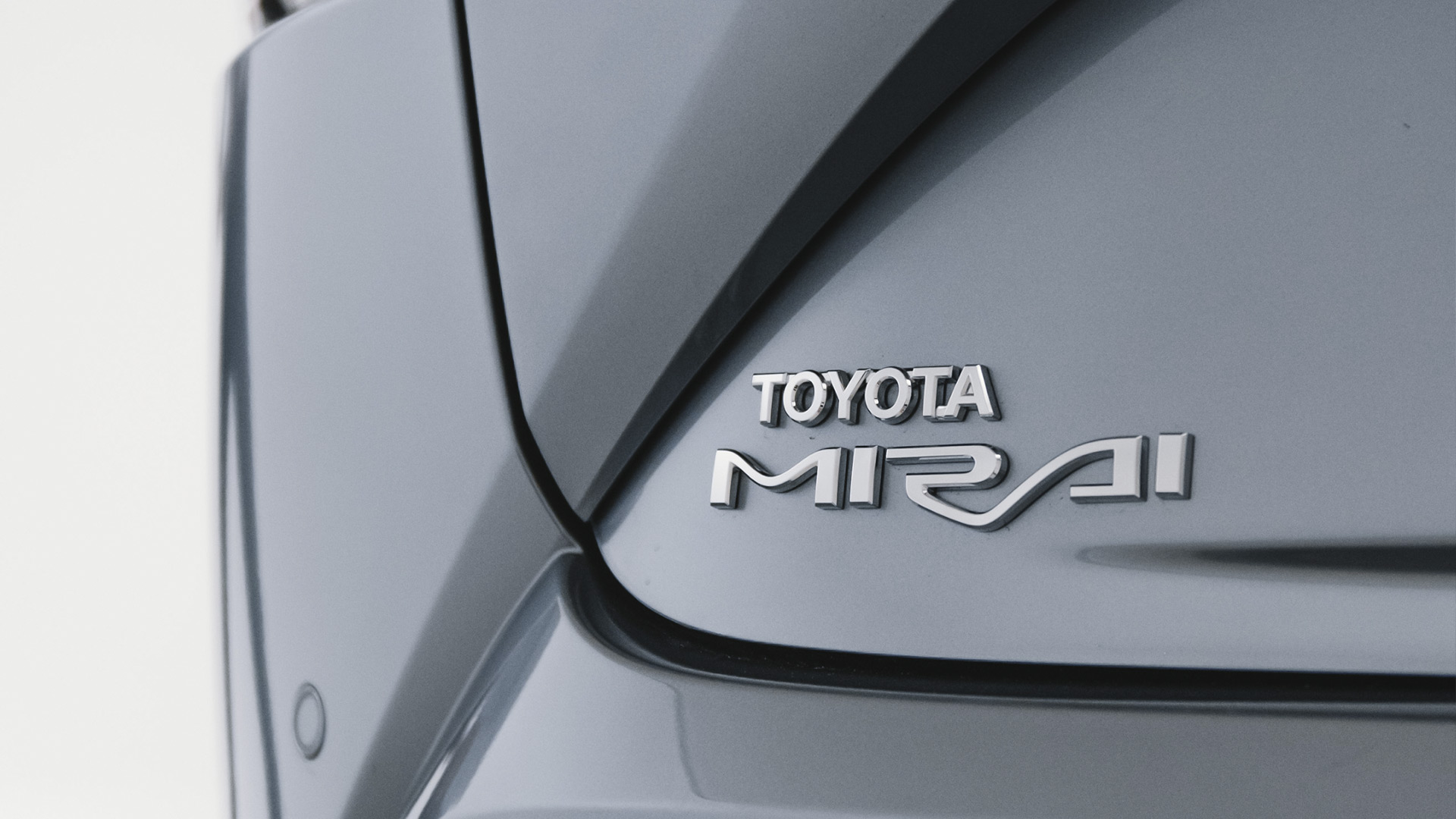 Toyota Mirai, exterieur, achterkant, grijs, embleem