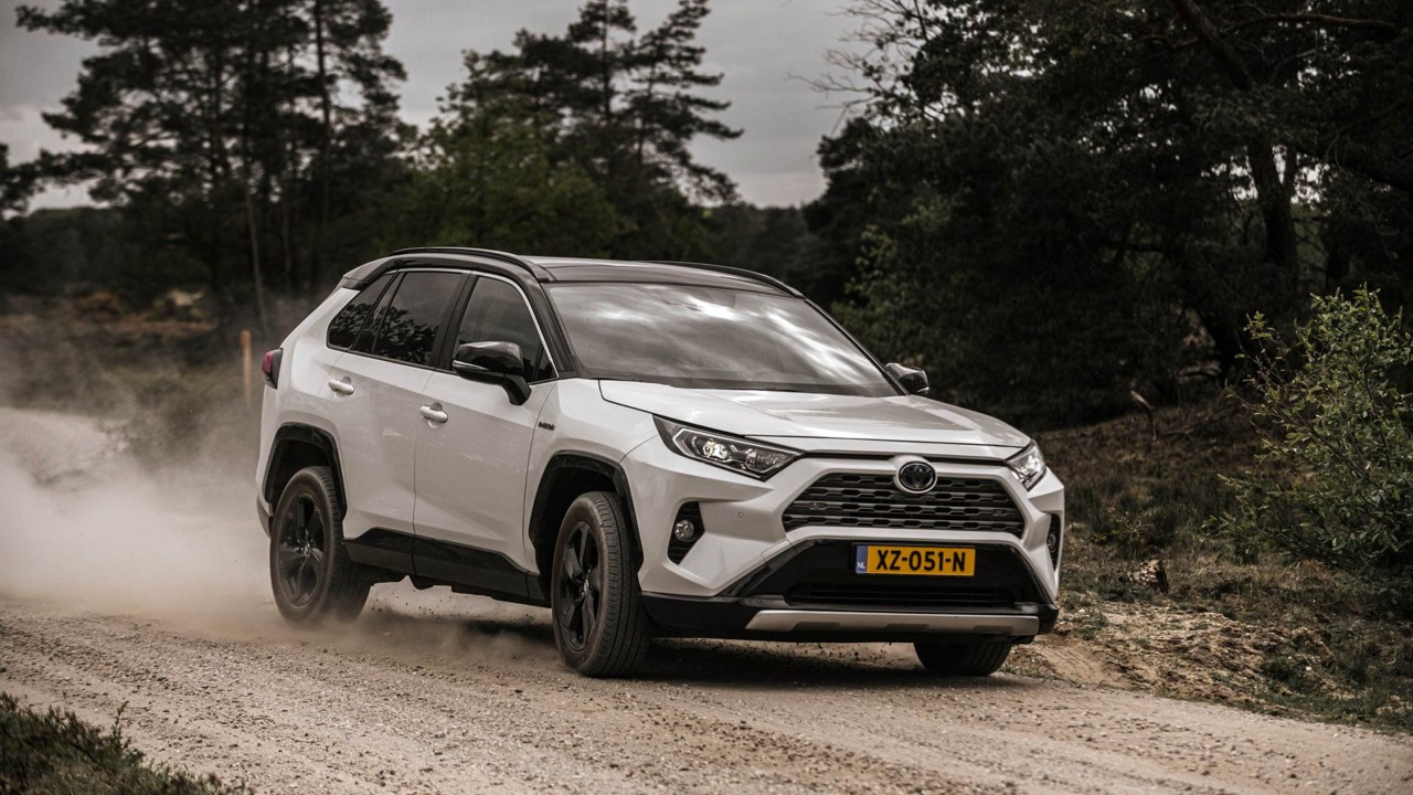 Toyota RAV4 exterieur driekwart rechtsvoor rijdend