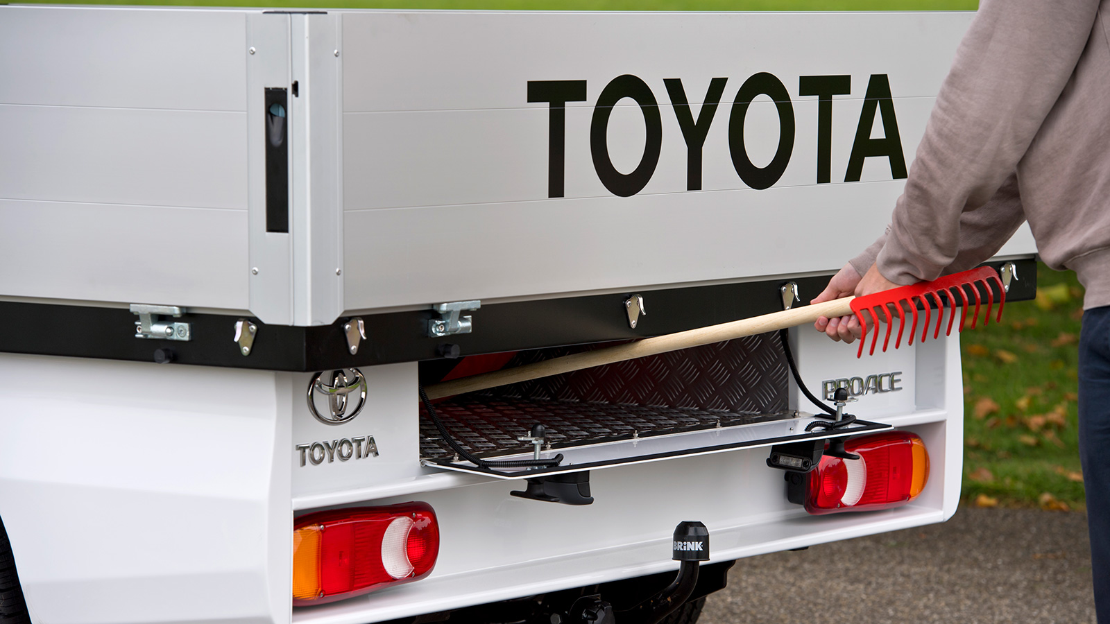 Toyota-Proace-truck-exterieur-achterkant-opbergruimte