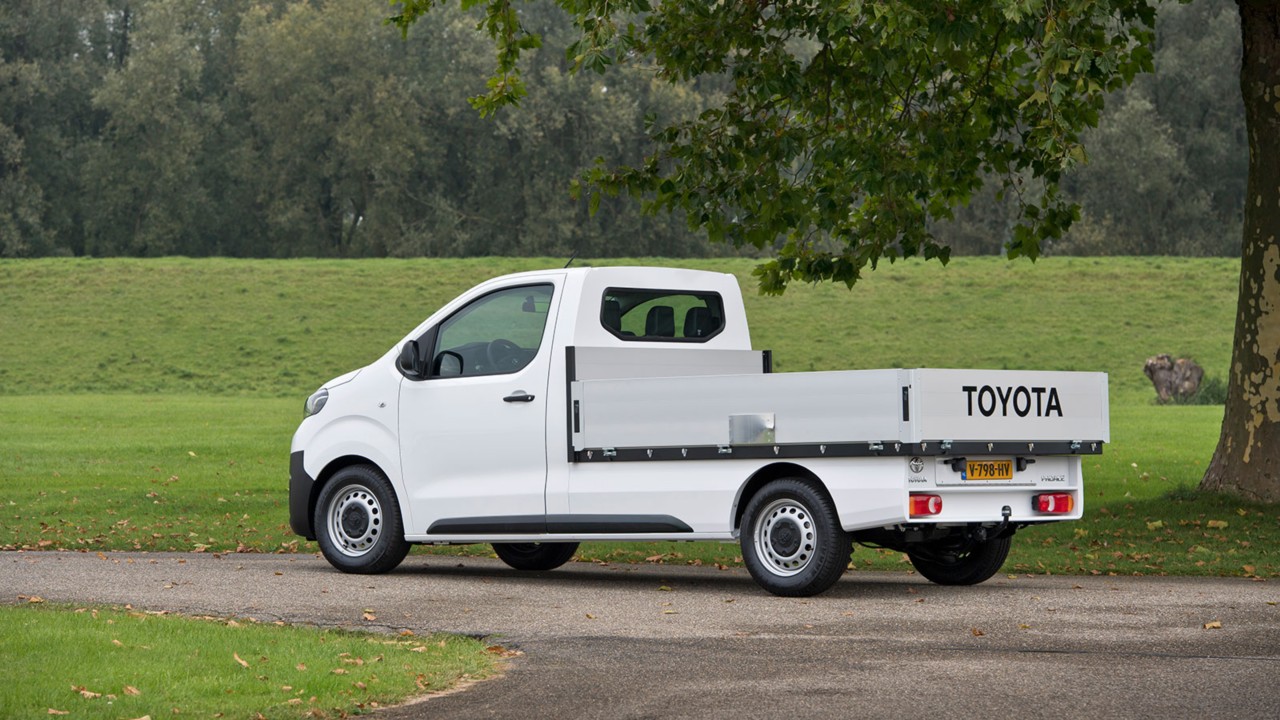 Toyota-Proace-truck-exterieur-schuin-zijkant-wit