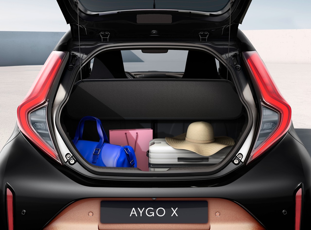 De laadruimte van de Aygo X met bagage