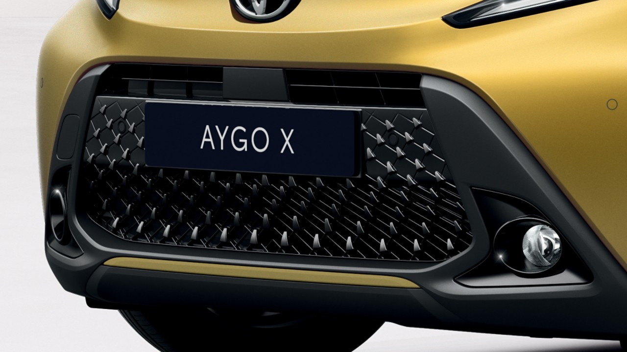toyota-aygo-x-2022-hotspot-detail-grille-gold