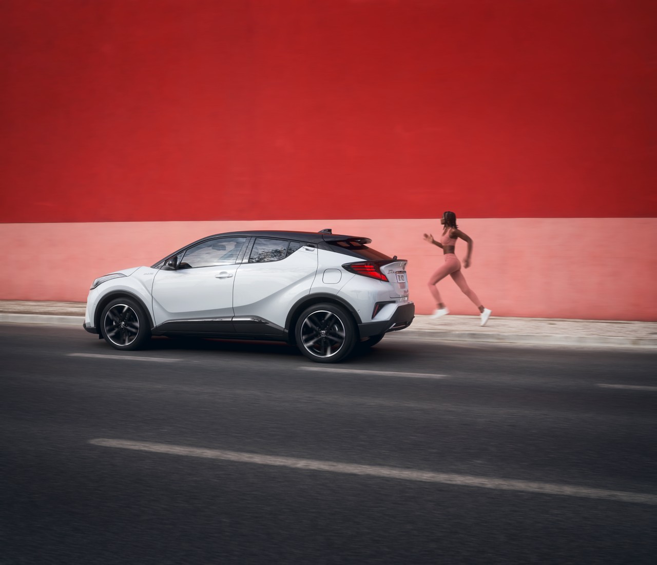 Toyota C-HR, exterieur, zijkant, wit, hardloopster